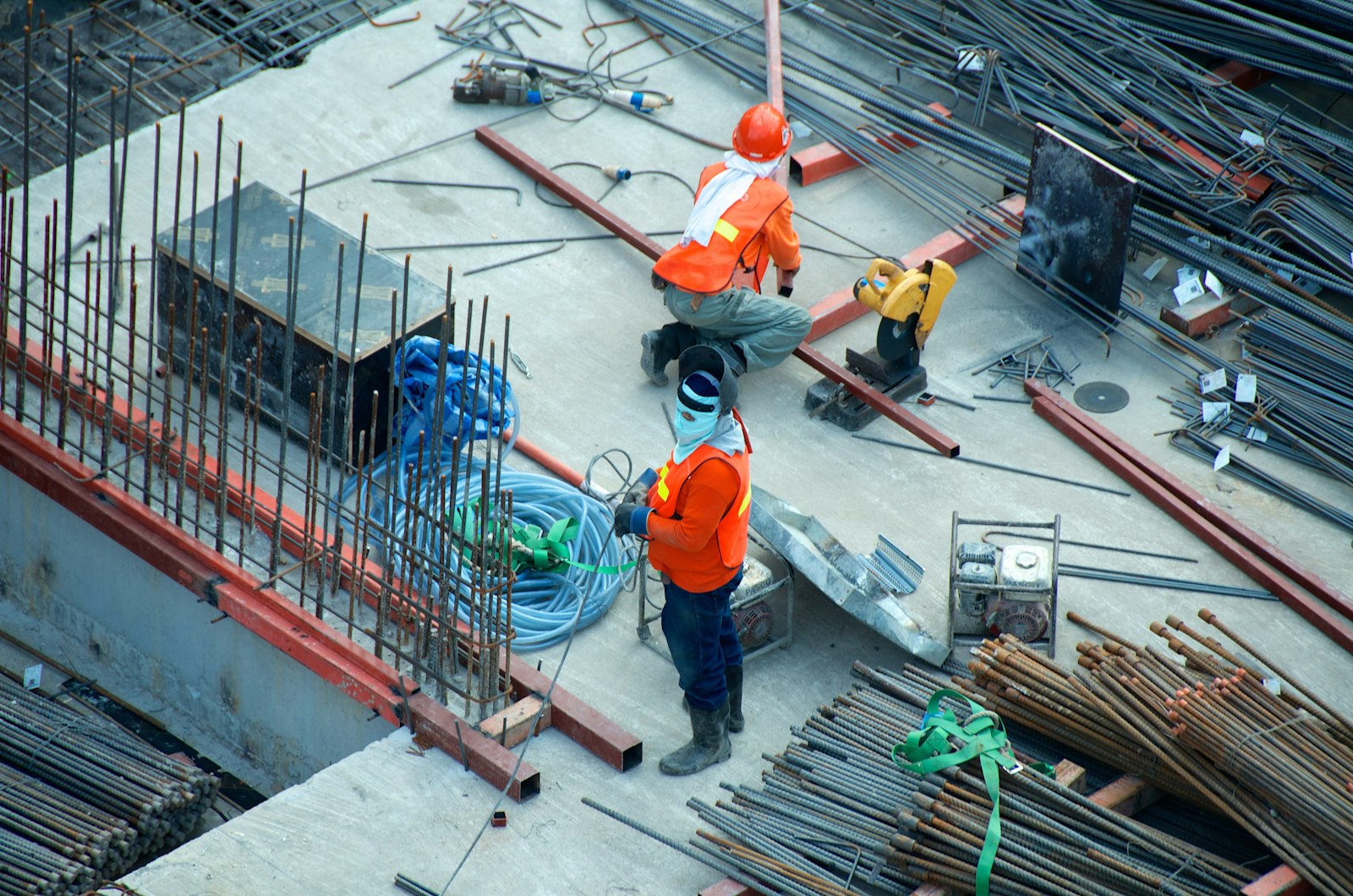 Professionelle Arbeitssicherheitsbegehung im Industriebetrieb